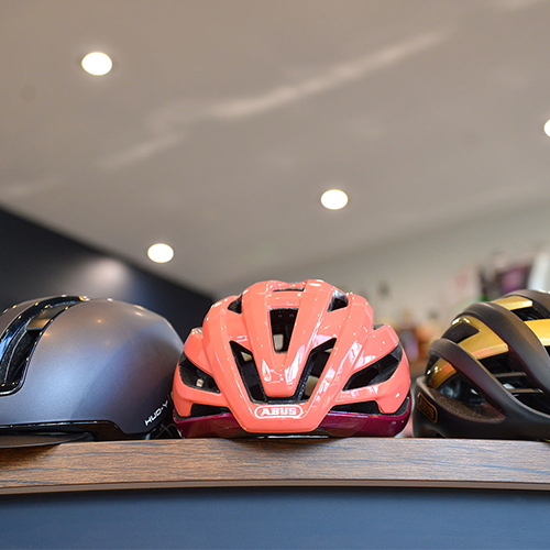 Abus et ses casques pour vélo en magasin à Confluence Lyon - Le Comptoir du Cycle